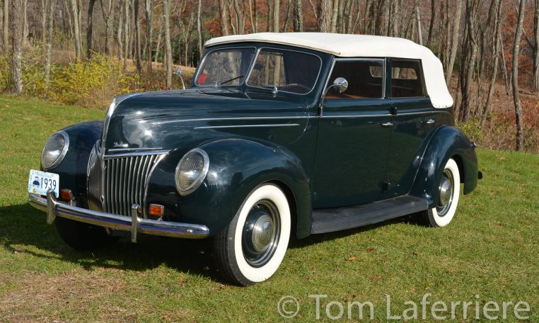 1939 Ford Deluxe Convertible Sedan